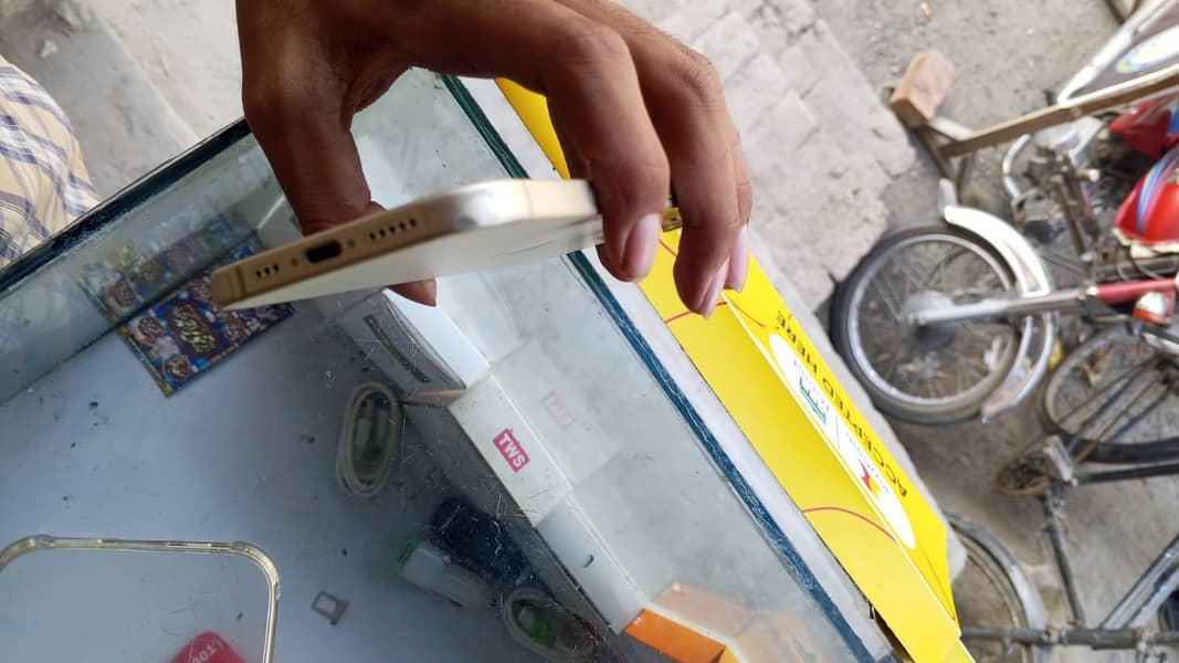 iPhone 15 8