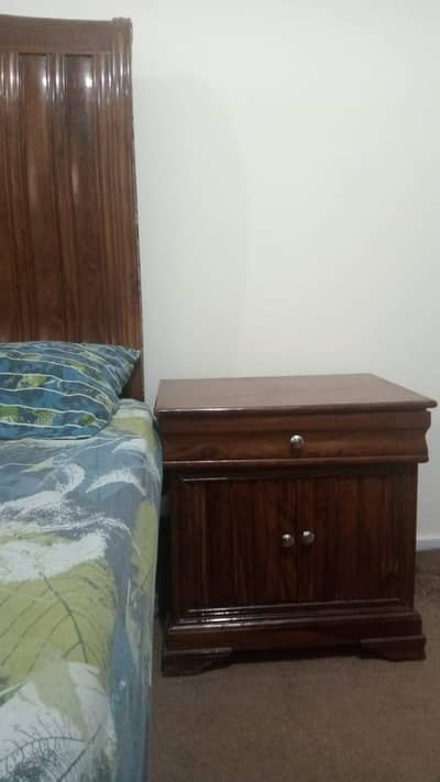 King size bed with side tabl