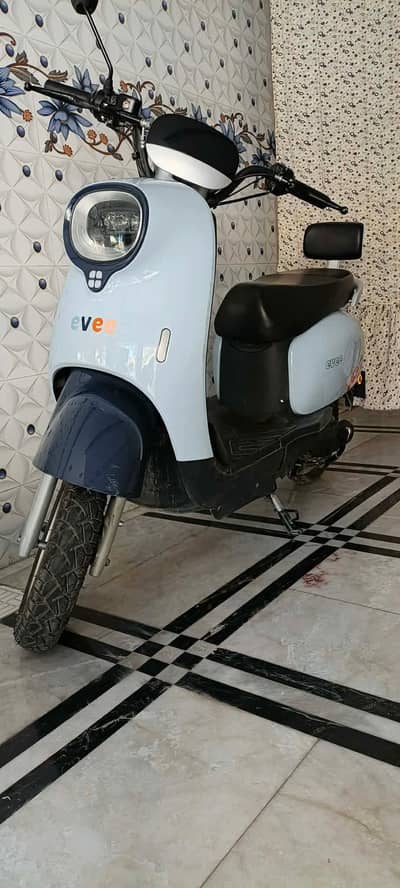 Evee Nisa Scooty
