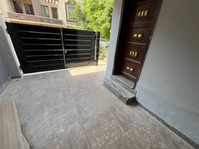 Neat & Clean 5 marla house in Bahria Town Lahore