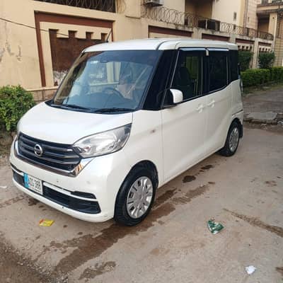Nissan dayz roox pearl white