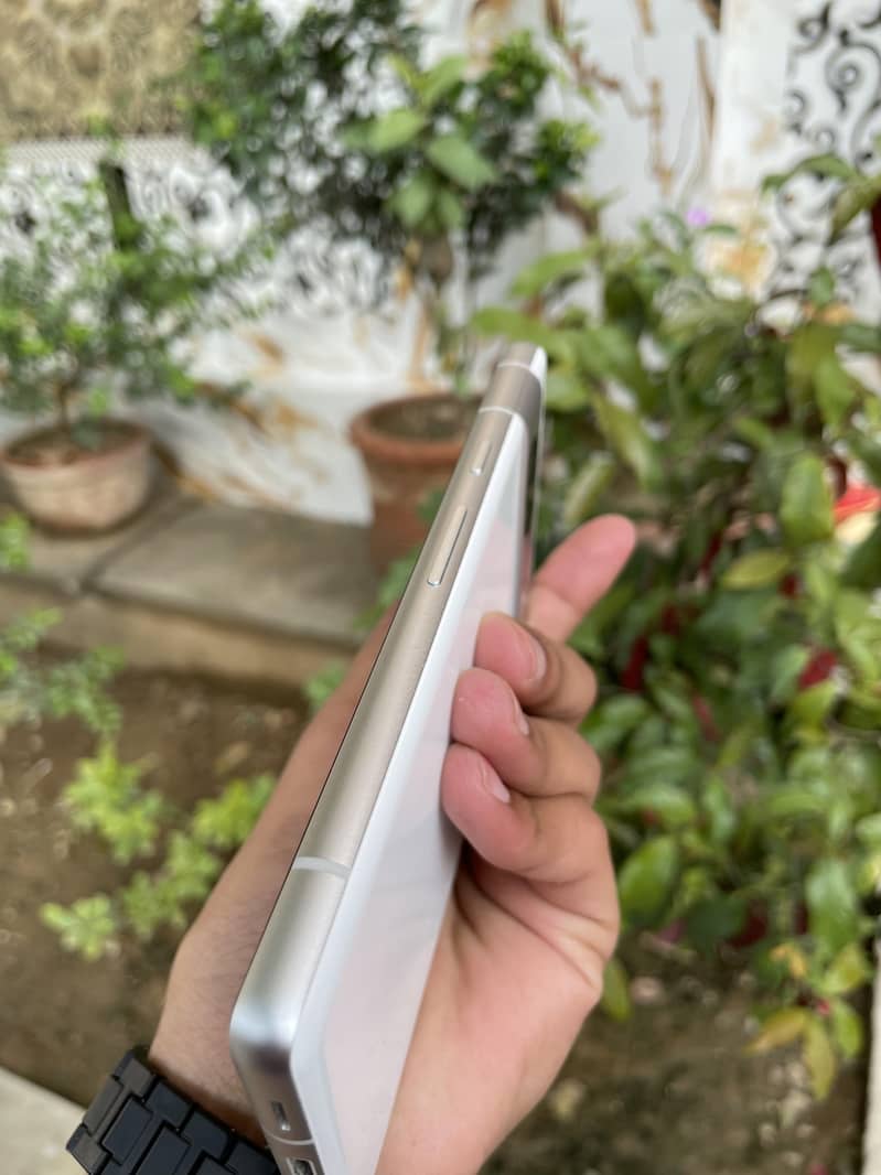 Google pixel 7A 4