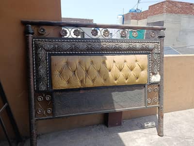 beautiful bed for sale in low bajet contact:03227517556