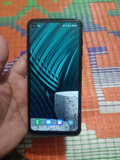 ak sim chalti hay mobile pach hay jes ko chia what's app per bat kra