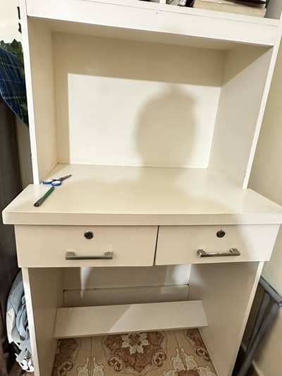 Premium quality study table.
