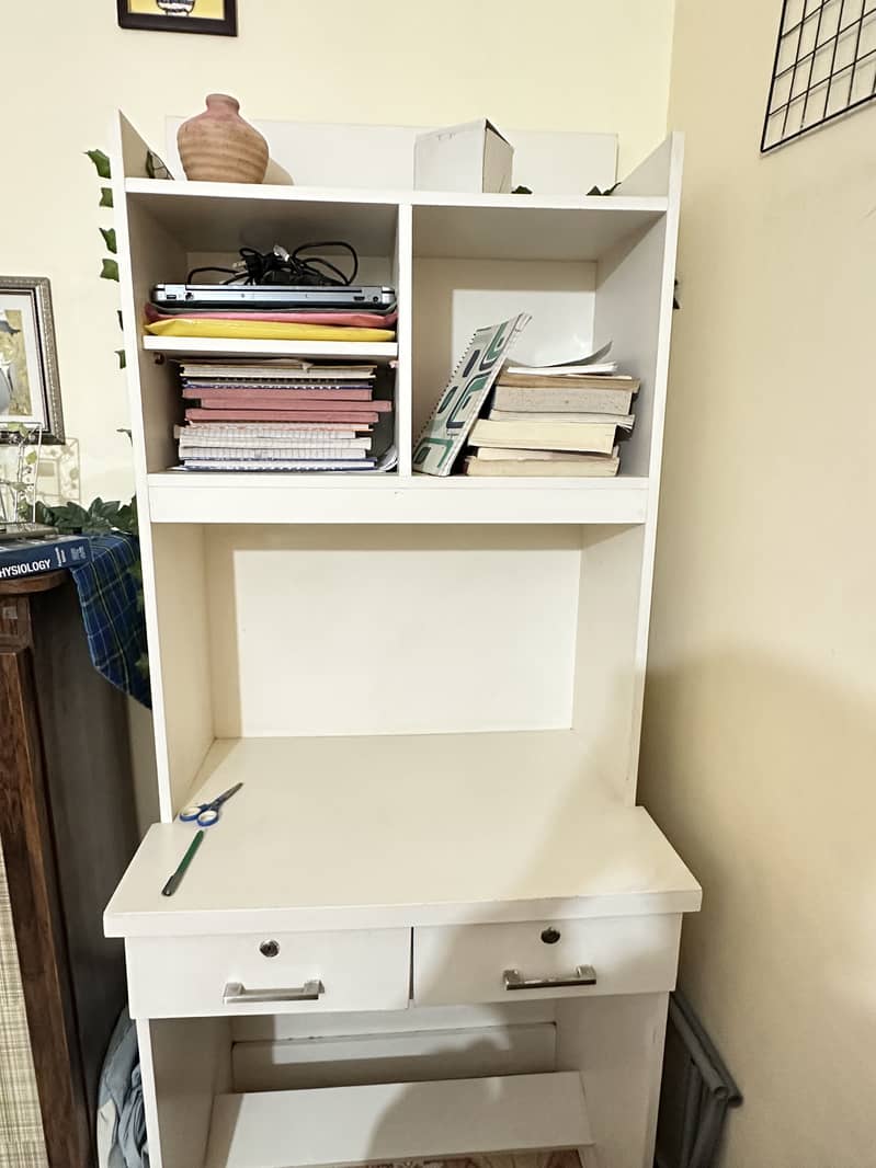 Premium quality study table. 2