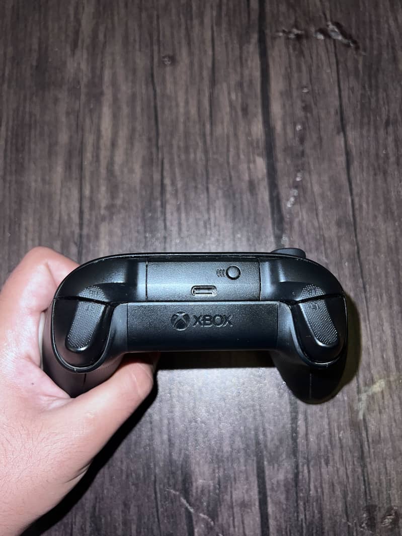 Xbox one includes Xbox series x controller and kinet 8