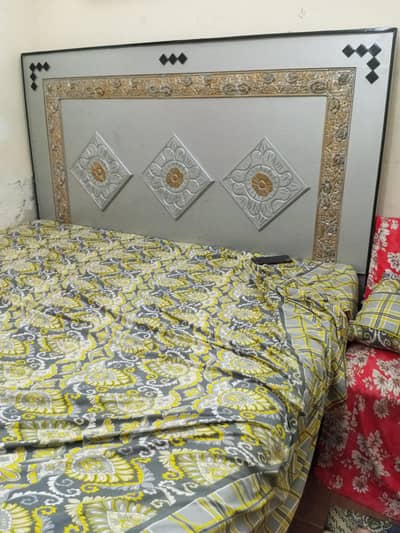 woden king size bed with 1 side table
