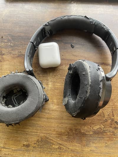 Original Mh5 headphones and original airpods