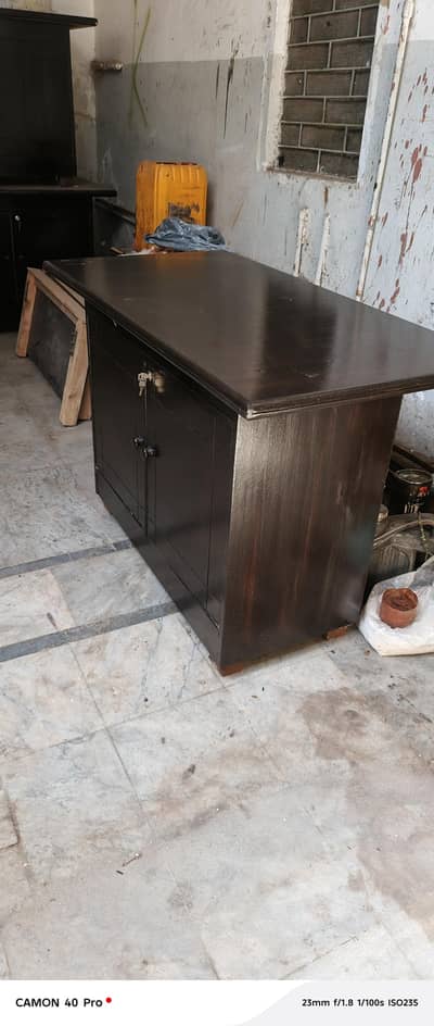 iron Table wholesale price par dasteyab hain