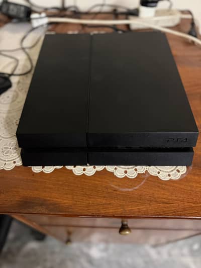 PS4 Fat 1TB with a lot of games 2 Controllers