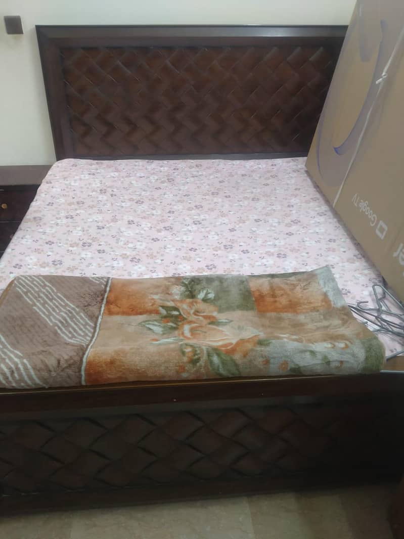 good condition bed sat 1