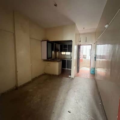 Rent 120 ghz ist commercial portion 3 Rooms Alladin park k samne Rashid minhas road facing