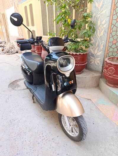 Evee Nisa Scooty