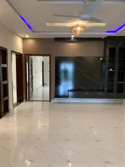 10 marla Full house Available For rent +5 bedroom sat he parck Face ha masjid Achii Location pay ha bajlii panii gass Available