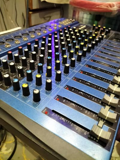 MAXTONE PREE MIXER 12 CHENNEL