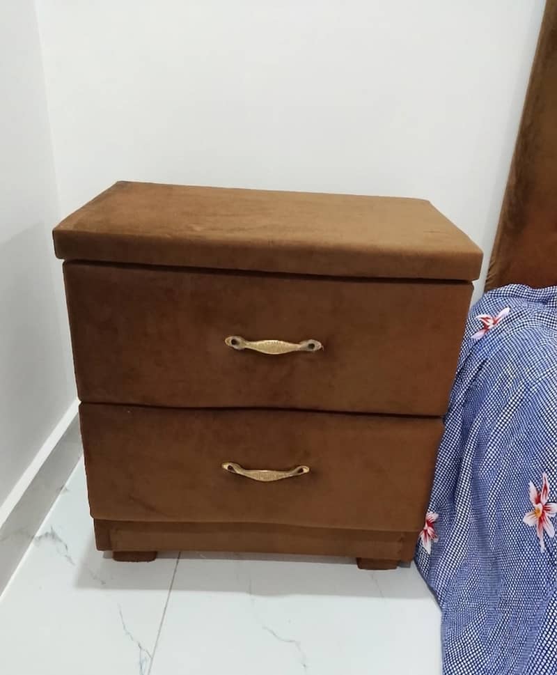 Complete Bed Set, Side Table and Dressing Table 3
