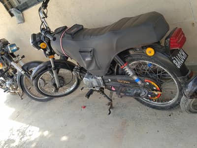 deluxe bike 2014 model hai dono tyer new hai oil kl change karwaya hai