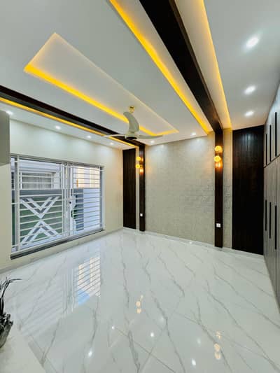 10 Marla Brand New Upper Portion Sapret Entrance with Gas Available For Rent In Bahria Town Lahore