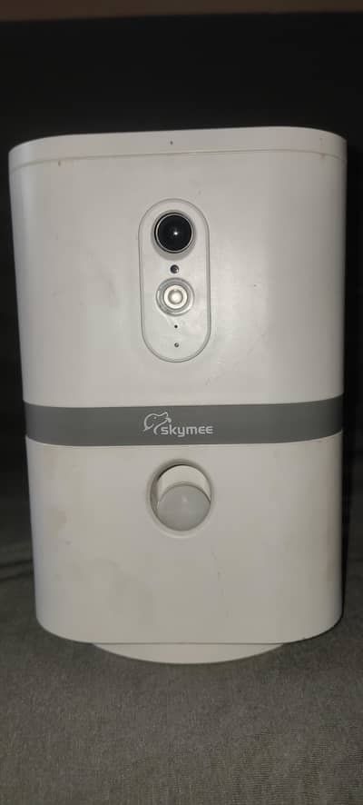 Skymee Petalk AI II automatic treat dispenser.