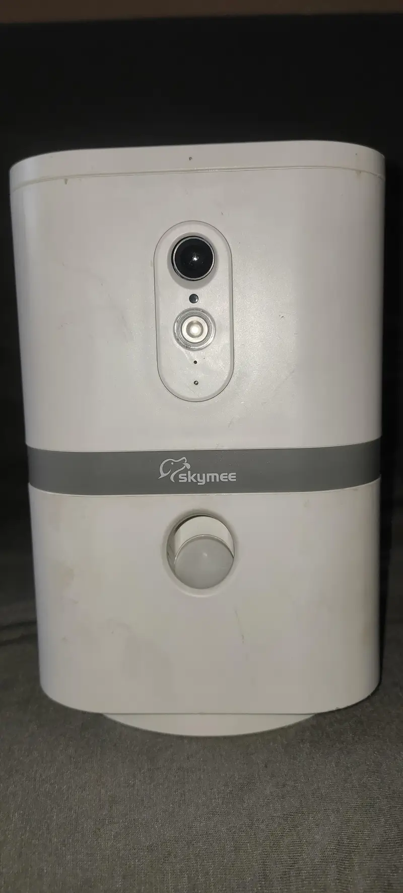 Skymee Petalk AI II automatic treat dispenser.