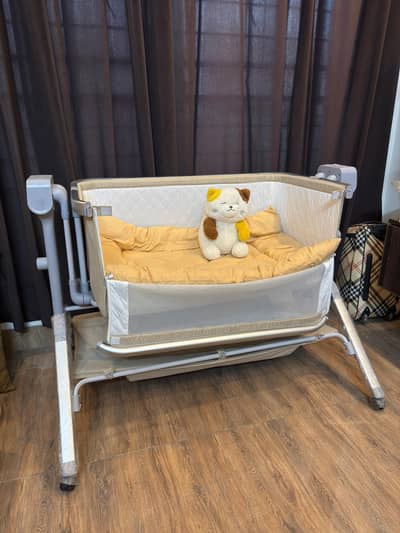 Kidilo 3-in-1 Deluxe Electric Baby Sleeping Bassinet/Cot (Like New )