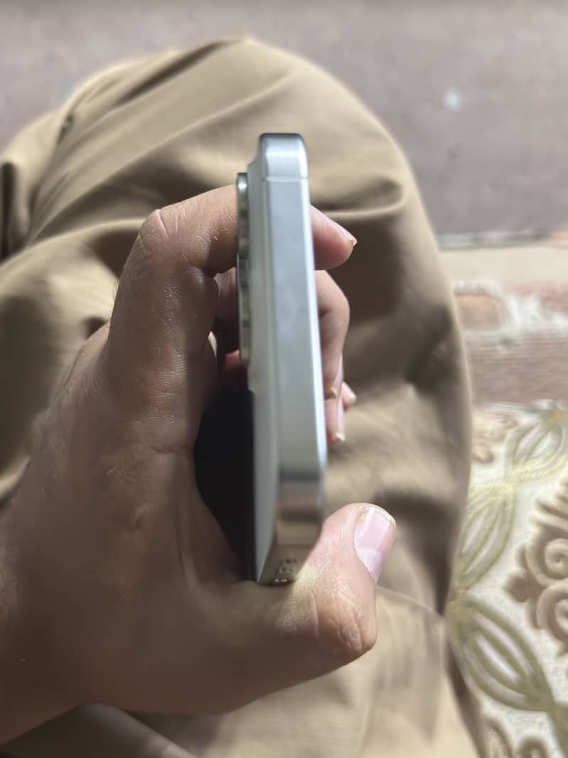 iPhone 15 pro max 6
