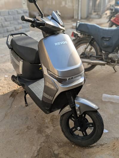 reevo a11 electric scooty
