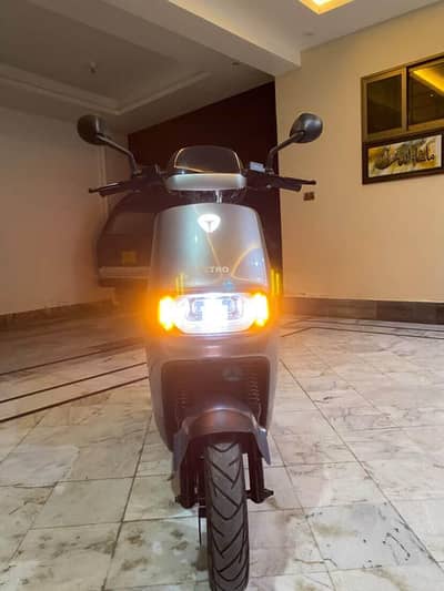 Metro electronic E8S Scooty