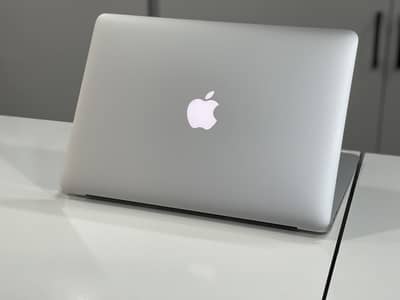 Macbook Air 2017 Intel Corei5 Dual-Core Sleek&Reliable/Cheapest Price