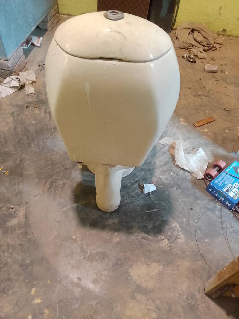 medium size commode 1