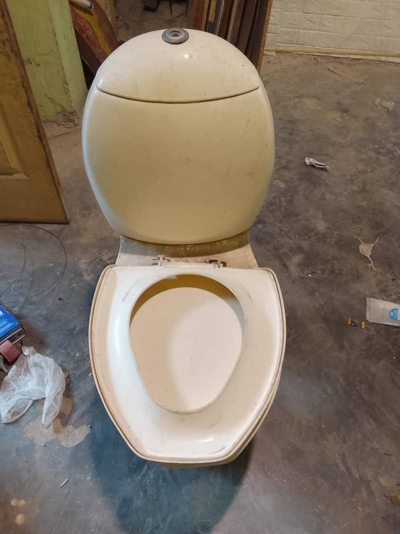 medium size commode 3