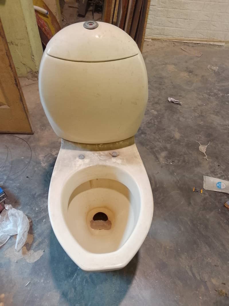 medium size commode 4