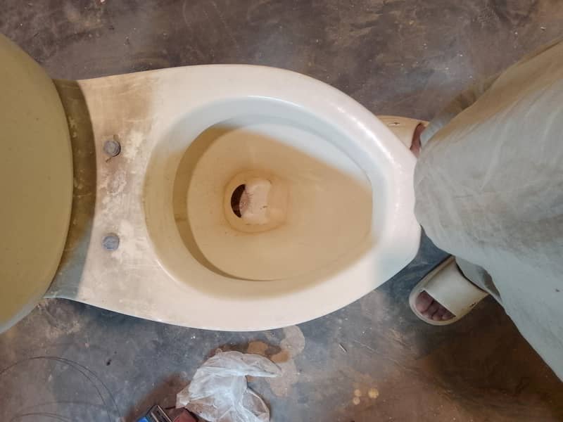 medium size commode 5