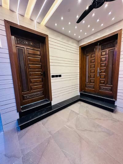 5 Marla Brand New Lower Portion for Rent Near Emporium Mall