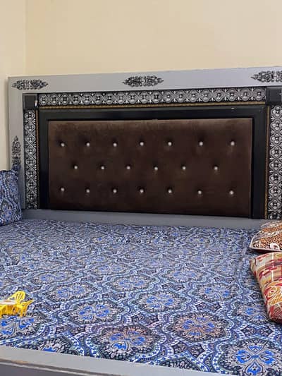Double bed , 3 door almari , dressing side tables bilkul sahi halat m