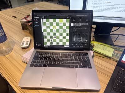 Macbook Pro 2017 16/512 (Touch Bar) with logitech keyboard