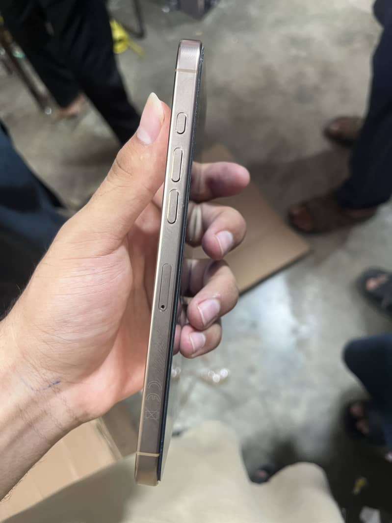 Iphone 16pro max 4