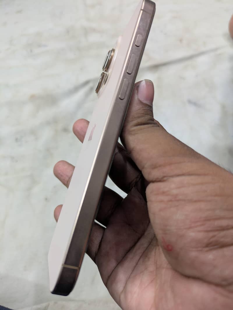 iphone 16 pro max 4