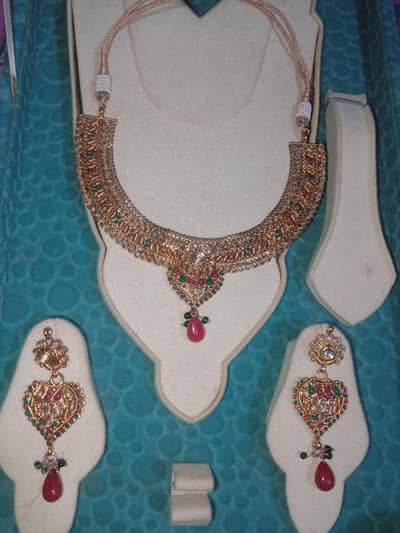 Elegant Gold-tone Kundan necklace set with earings