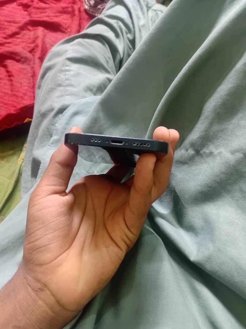 Apple iPhone 13 4