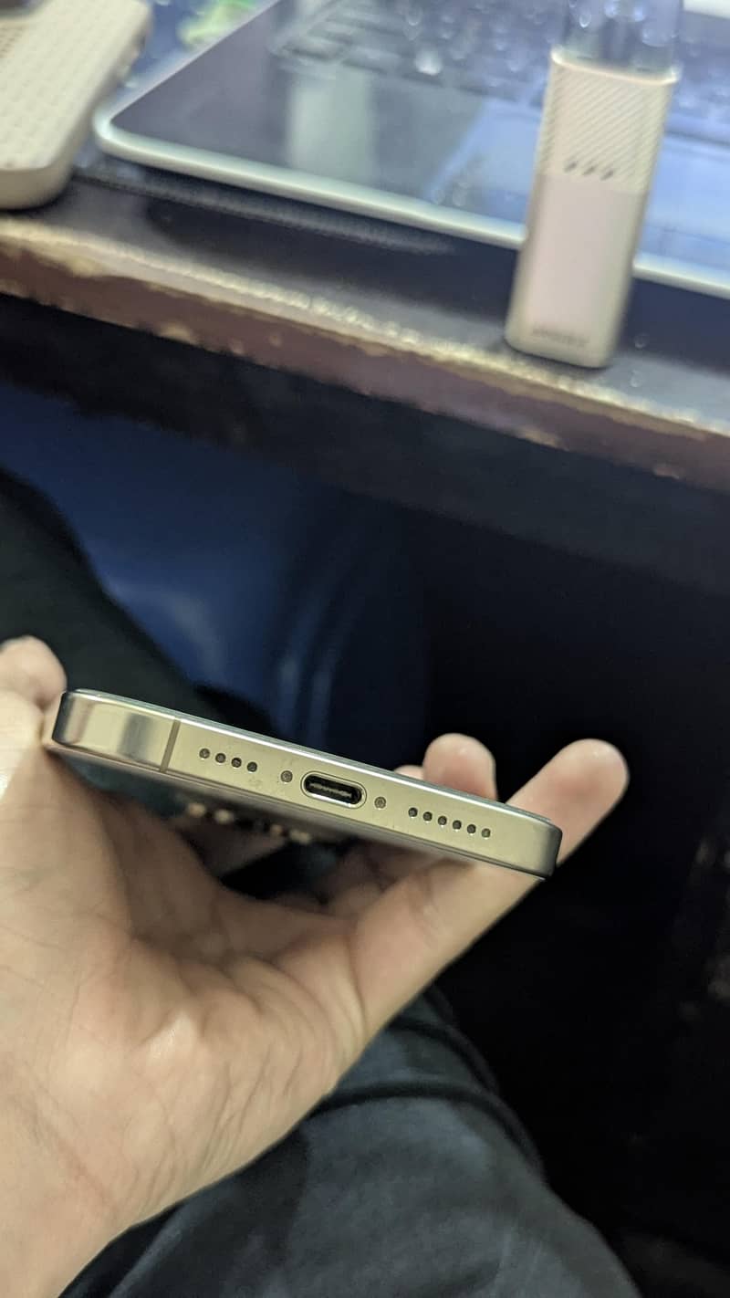 Iphone 16 pro max 4