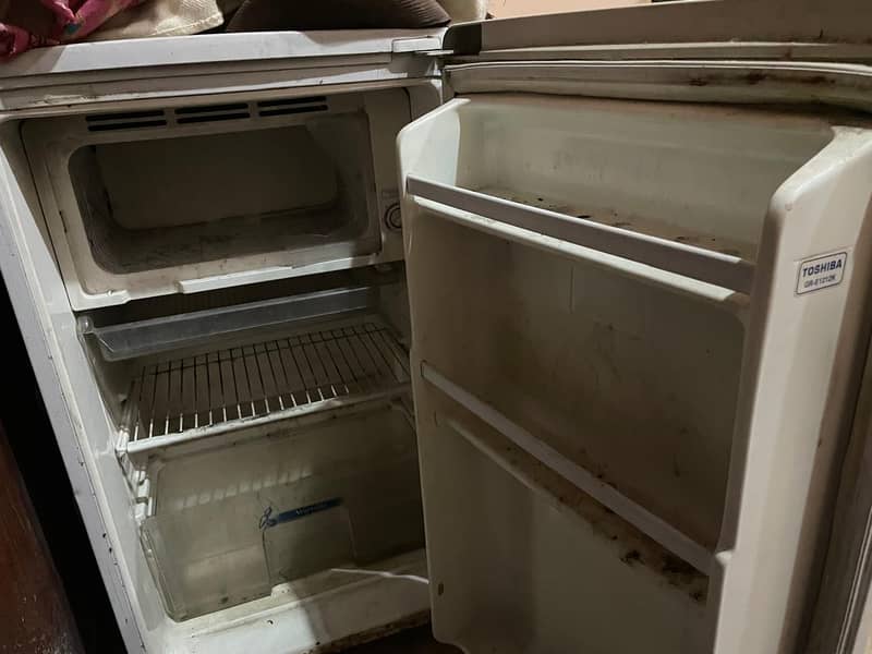 Mini fridge 0