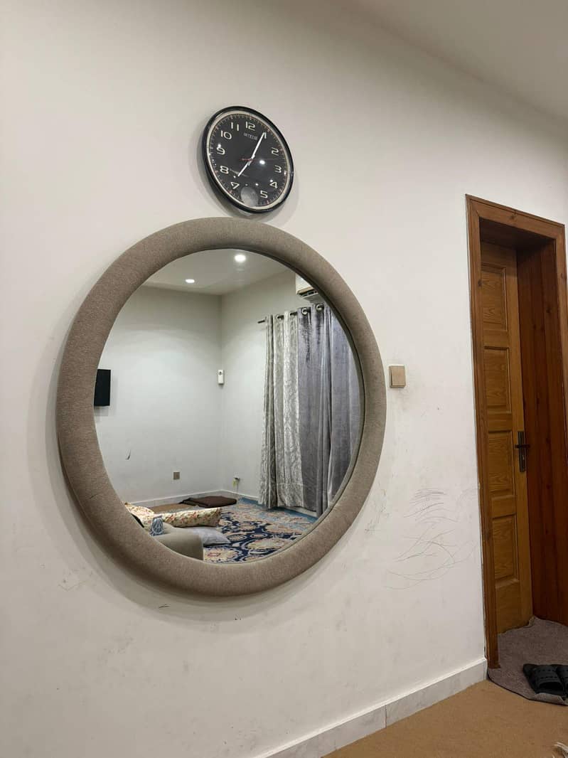 4/4 round mirror 0