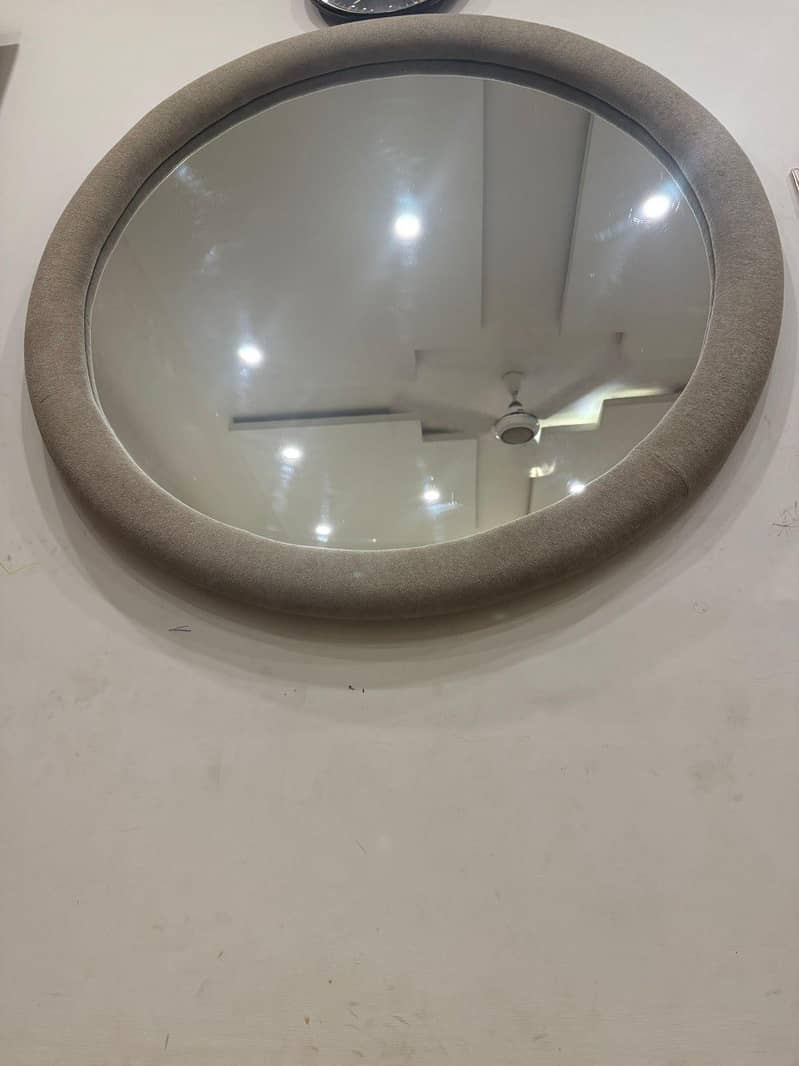 4/4 round mirror 1