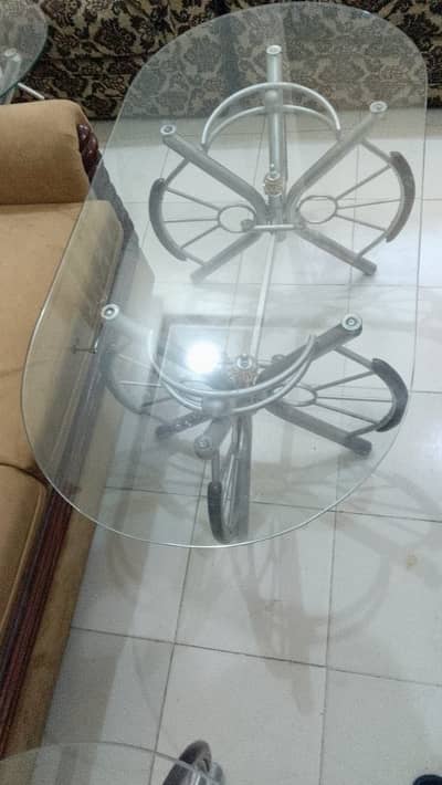 Stylish 3 cycle shape glass table