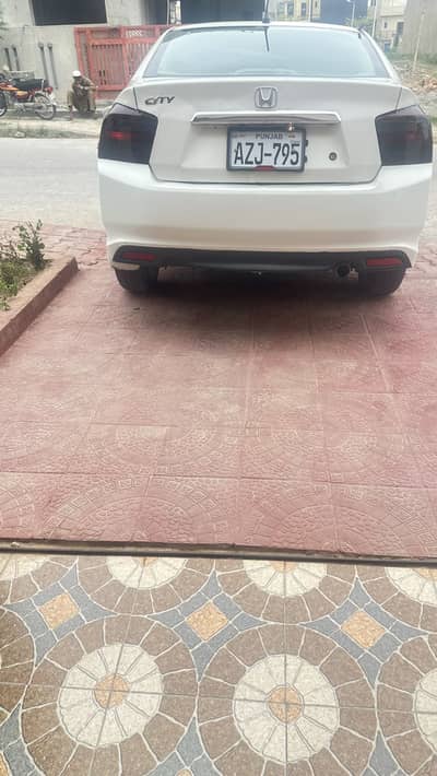 Honda city white 2016 white color inside total genuine outside few