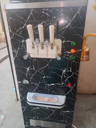 con ice cream machine