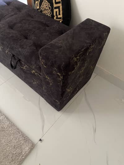 wooden ka bana howah ha black color ha ziyda use b nai ha