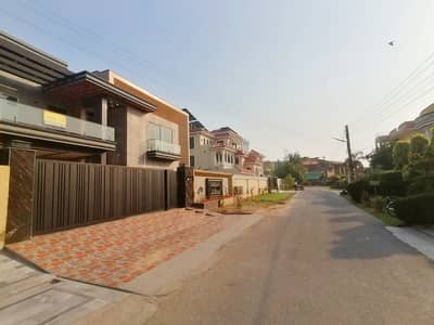 Prime Location 1 Kanal House In Lahore Is Available For Sale